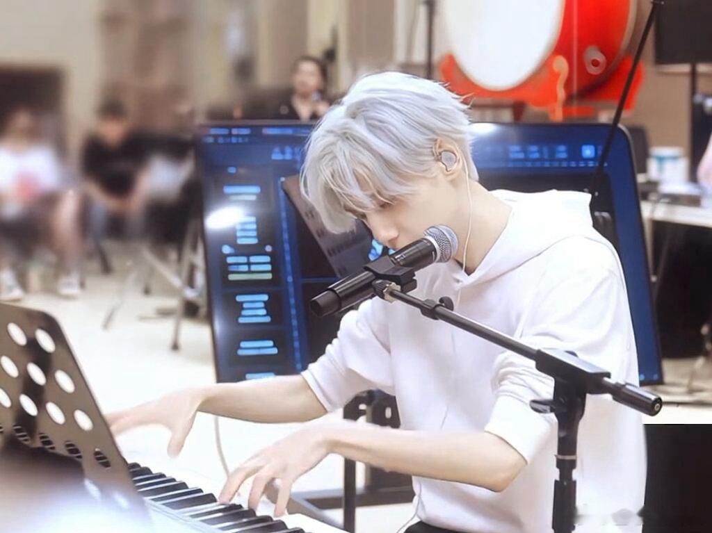 罗云熙清爽男大既视感！ 