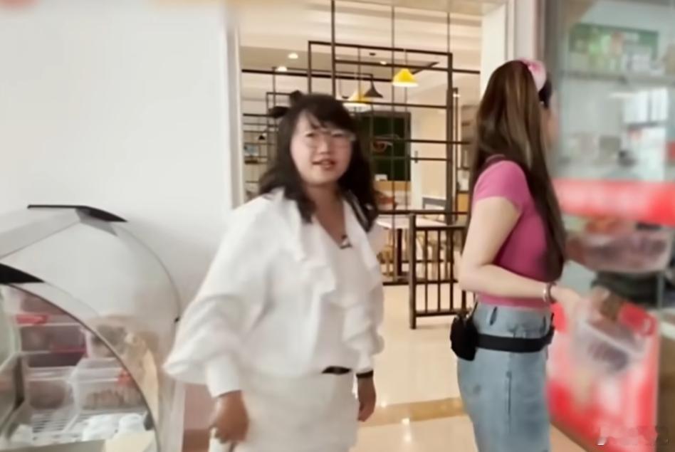 翔哥查看近期的麦琳熏鸡事变。（概述：麦琳是歌手李行亮的老婆，在综艺节目中为了买自