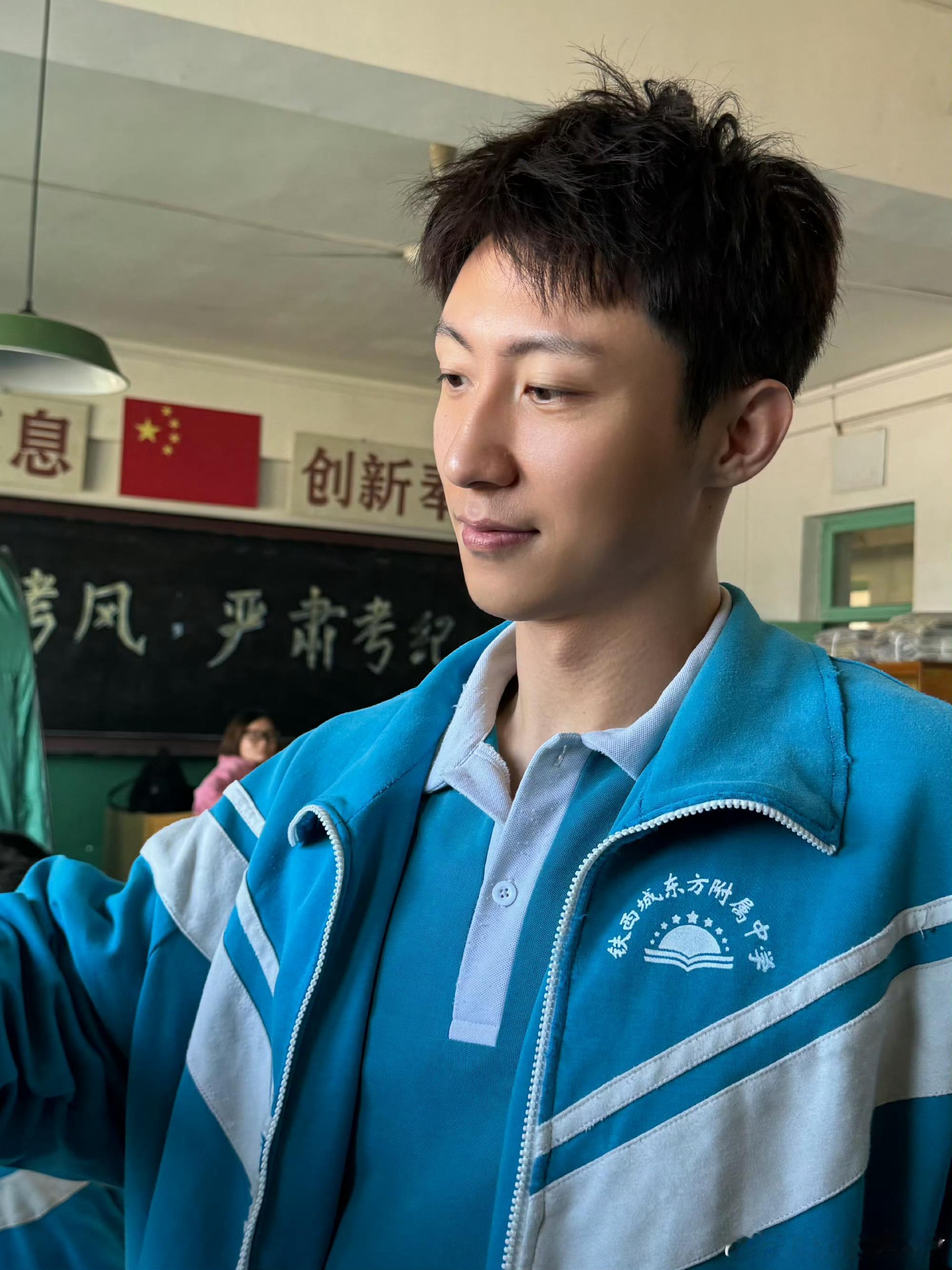 沈腾黄景瑜一起看岁月有情时沈腾看黄景瑜新剧看入迷了戏里惺惺相惜，戏外双向奔赴。沈