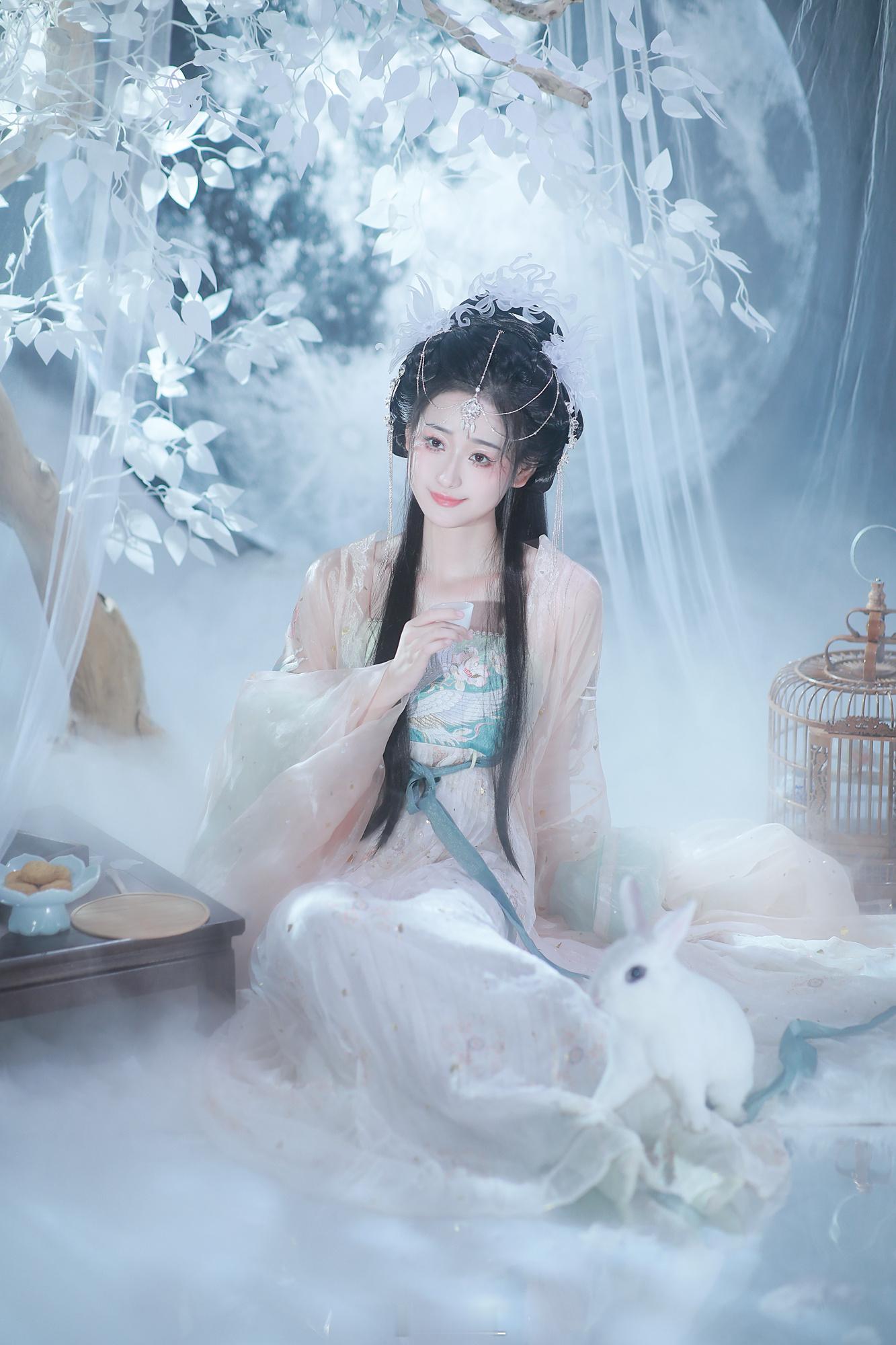 广寒深殿锁流光，璎珞垂云裳上海约拍古风写真中秋节 ​​​