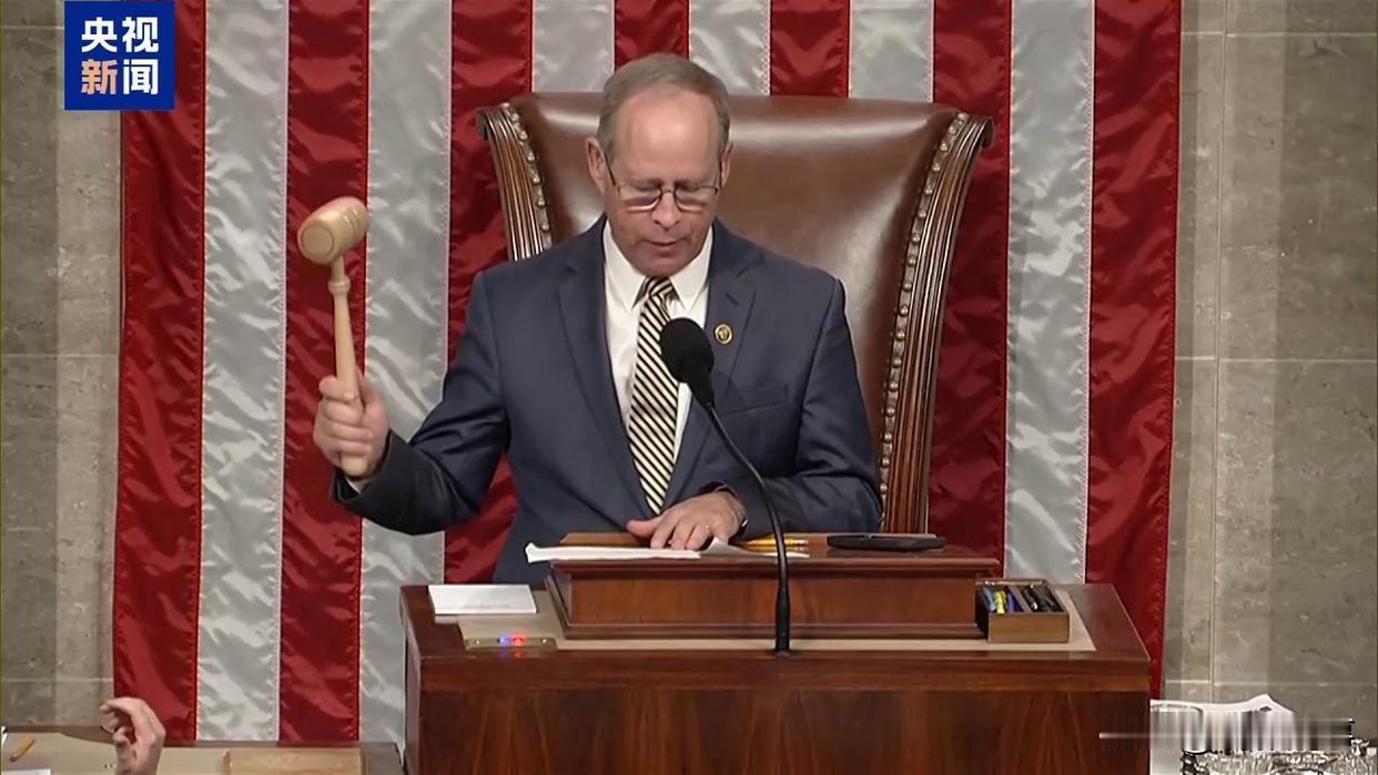 在当地时间11月12日，美国总统特朗普于白宫庄重签署了一项由国会两院一致通过的联