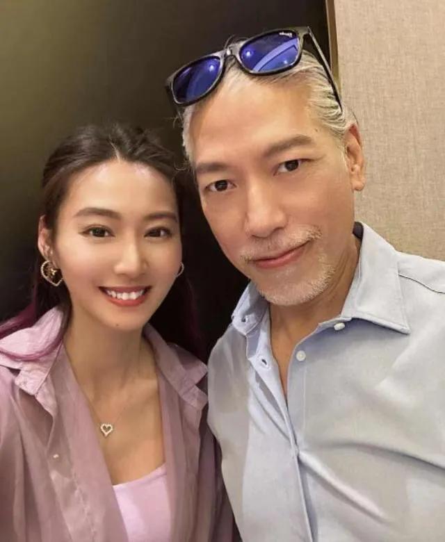 “乌鸦哥”张耀扬这面相，看着越来越舒服了！这一头的白发，给人一种慈眉善目的感觉！