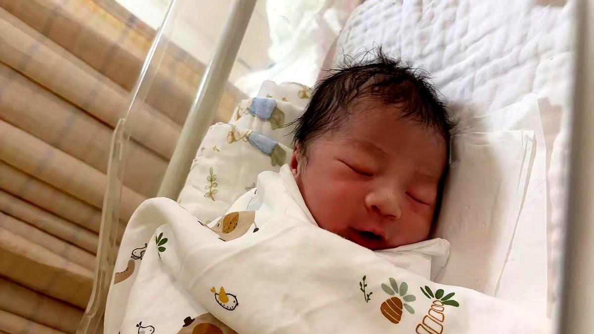 生啦我的小马宝。记录一下我的艰辛路[太阳]
这小家伙愣是赖在肚子里到了41周，硬