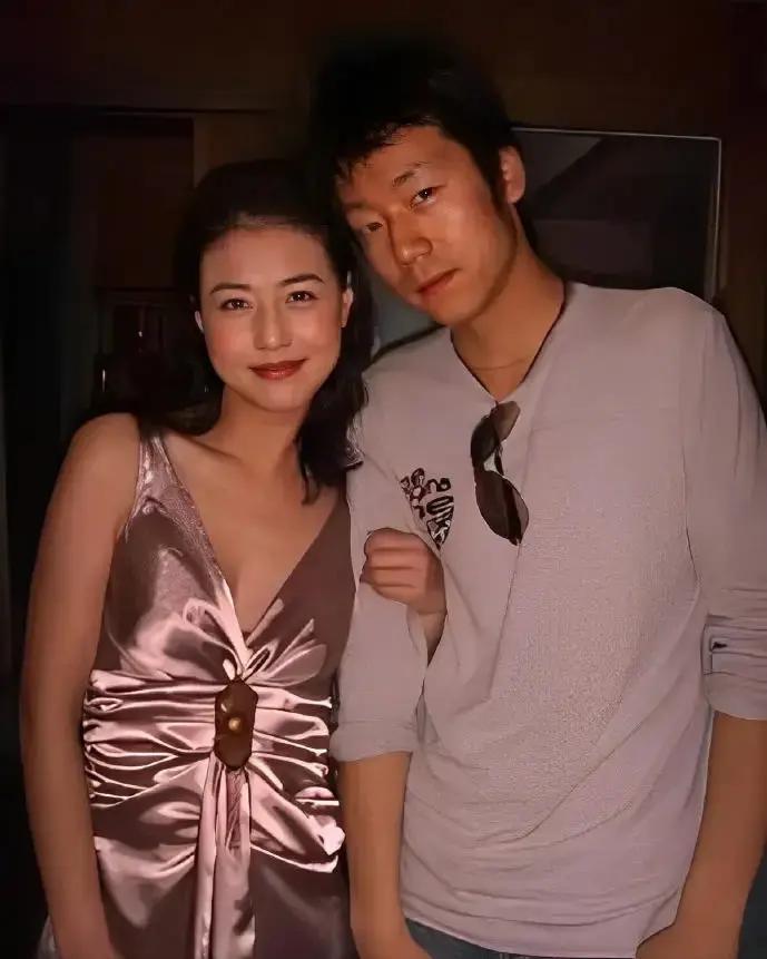 2004年，周海媚在北京认识刘姓建筑师男友，两人在北京同居，男友曾多次向周海媚求