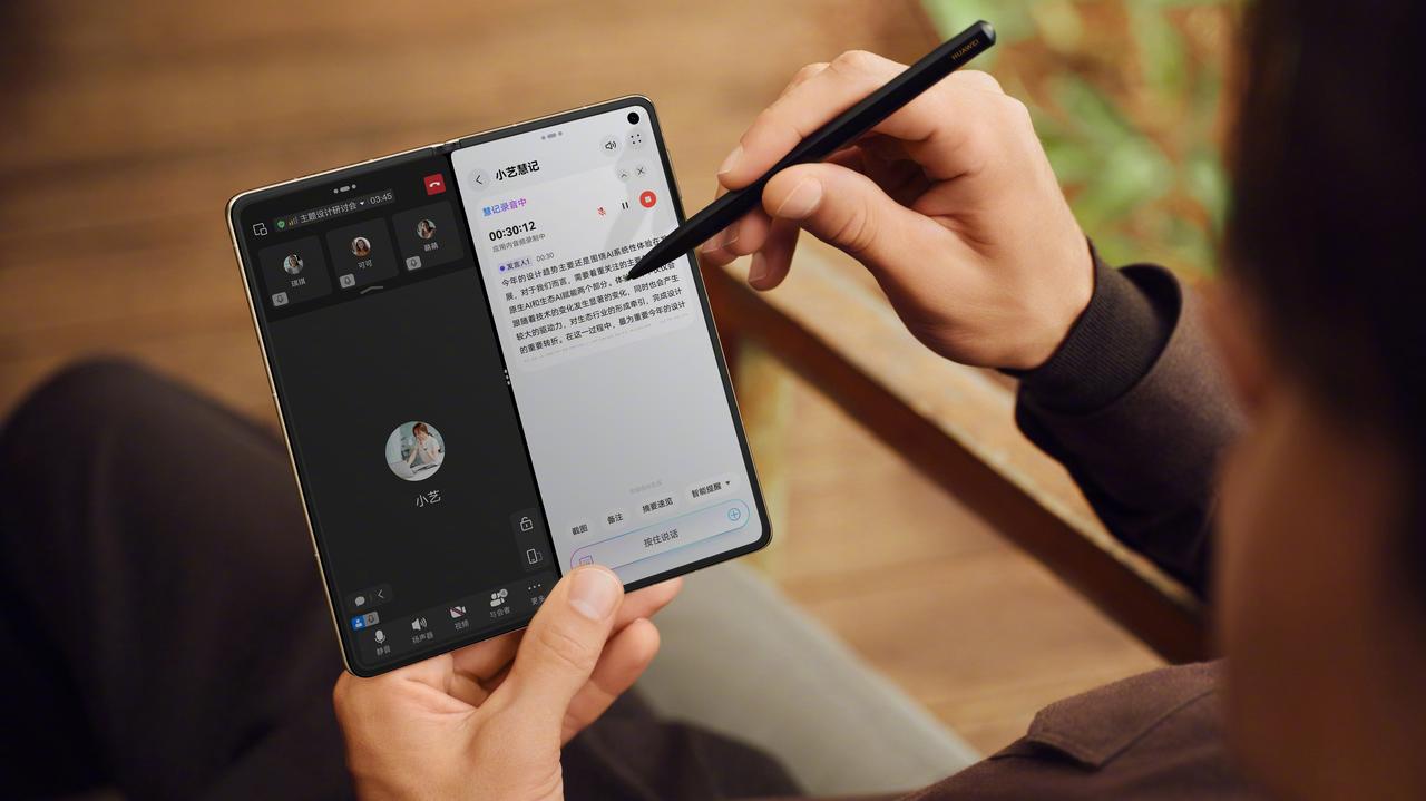 在AWE展会现场，当余承东向尼格买提展示华为Mate X7时，背板上那细腻温润的