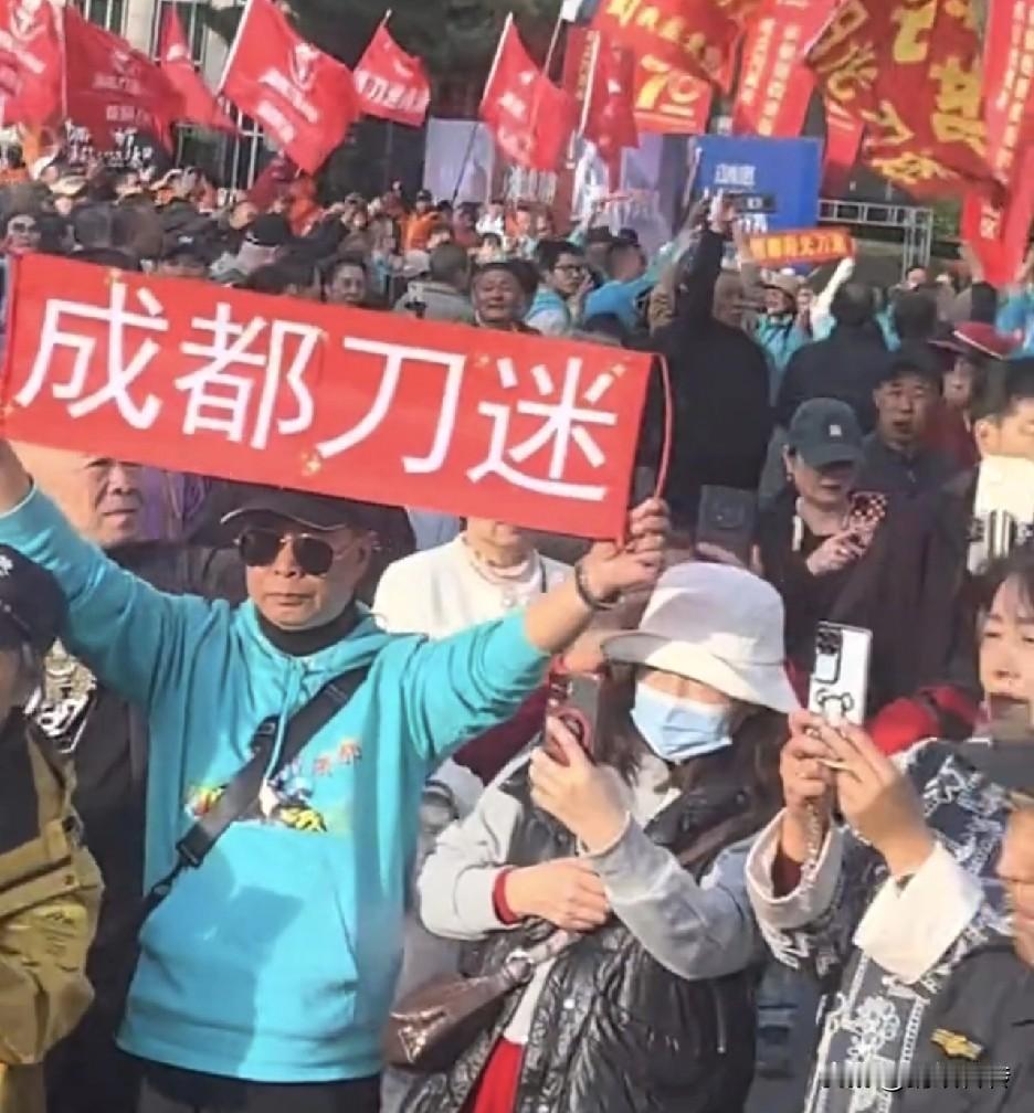 刀郎在乌鲁木齐开演唱会，全国的刀迷都来了，那阵势绝对是红旗招展，人山人海……之所