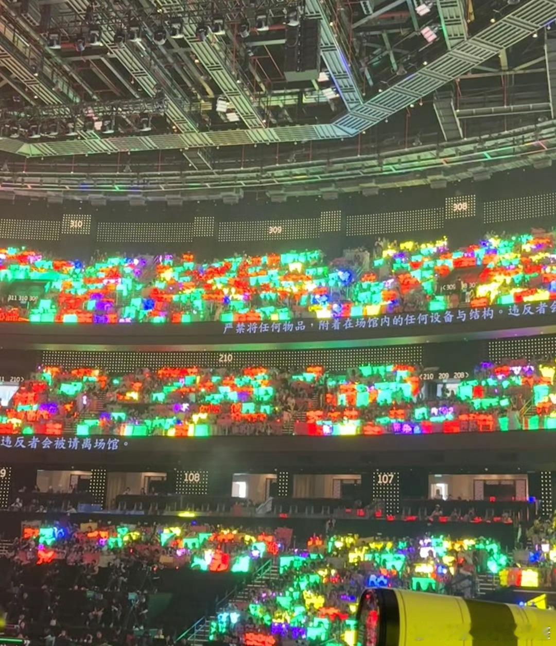TOP演唱会内场灯牌，朱志鑫黄海 张泽禹绿海 苏新皓红海，谁家的海最亮？ 