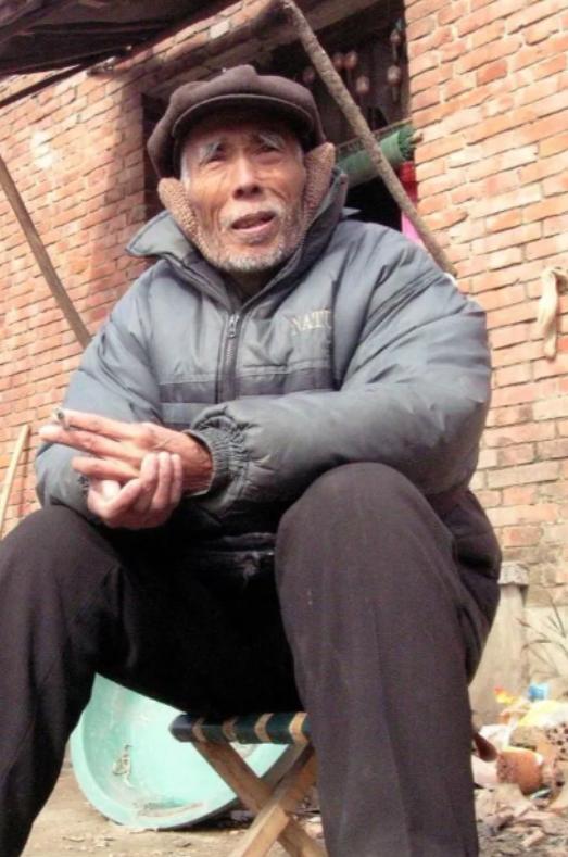 1949年，敌人让杨钦典把白公馆剩下的19名地下党员全部杀了，这时地下党员让他弃