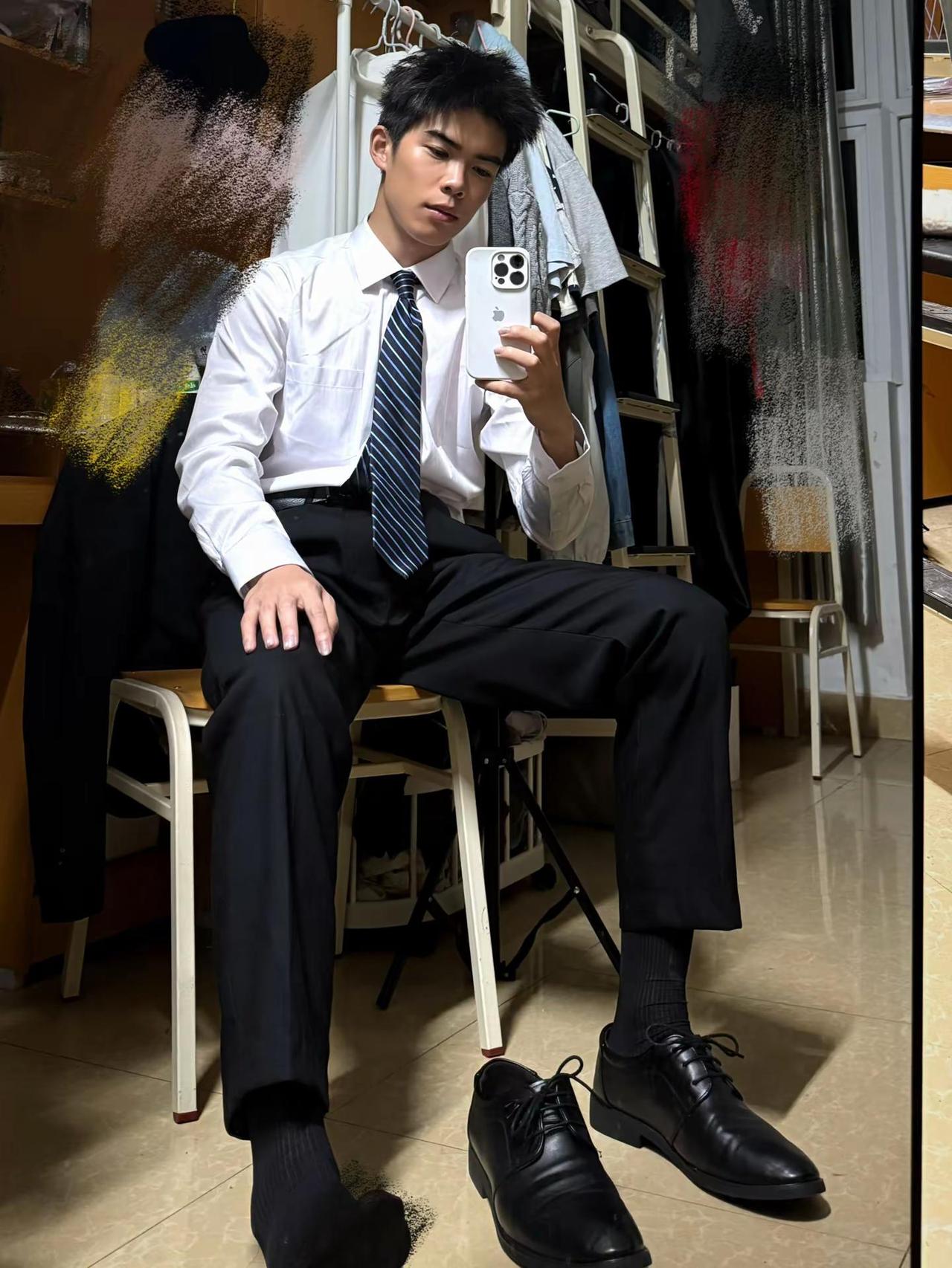 气温开始上升。室内西装自拍 西装 正装ootd