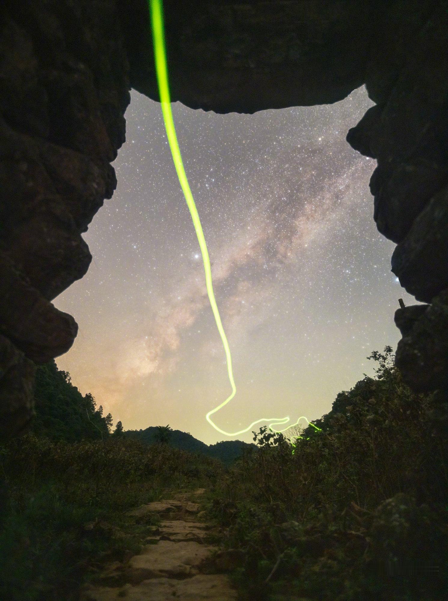 山洞是一扇不规则的窗，窗外是满天繁星，还有横过天心的银河。萤火虫用自己短暂的光写