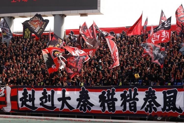 陕西球迷选择空场硬刚，陈涛面临两难选择！
由于陕西联合最近两场比赛接连输球，特别