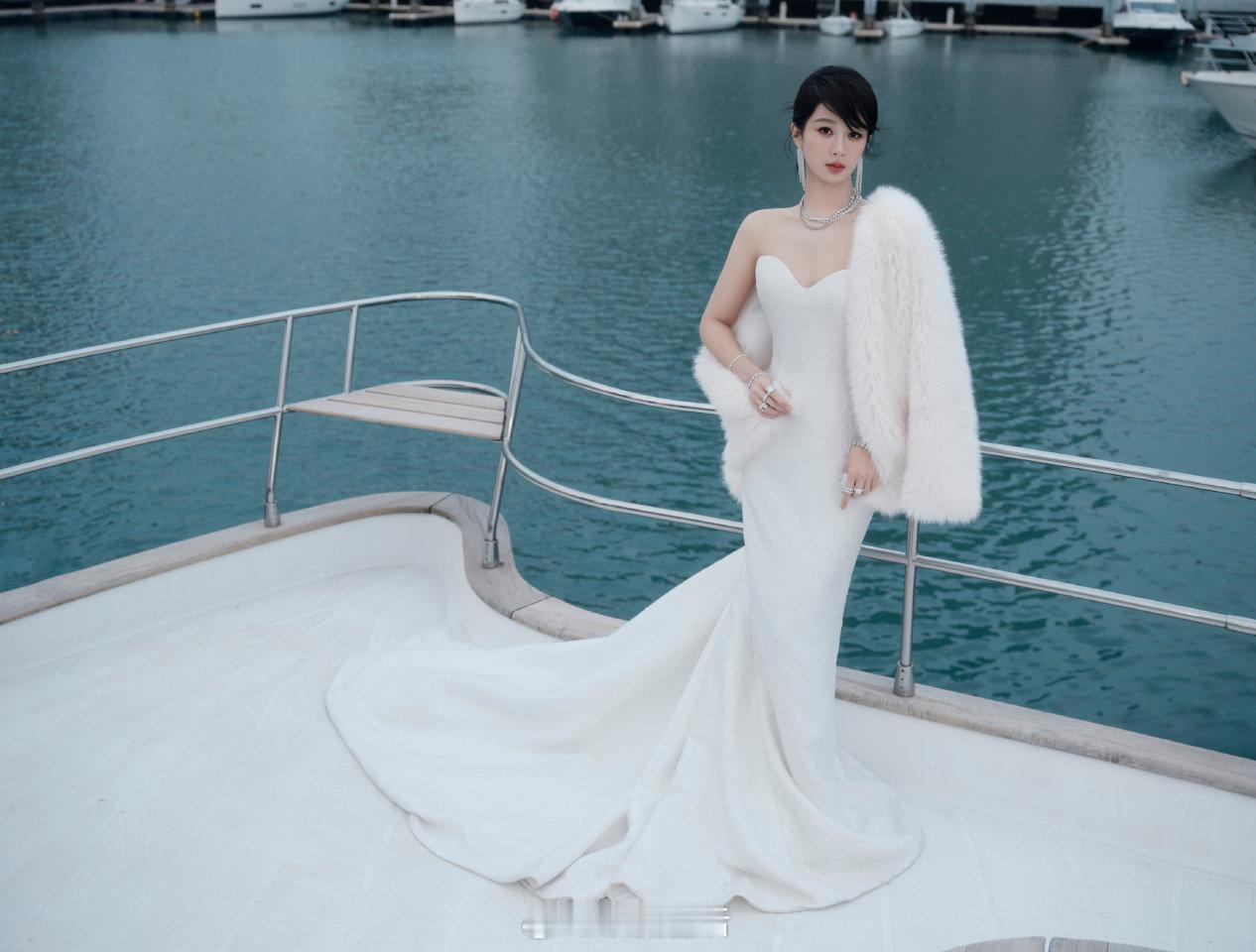 哇哦，杨紫的斜刘海限定回归，今晚造型完全是温婉动人的女王来的。 