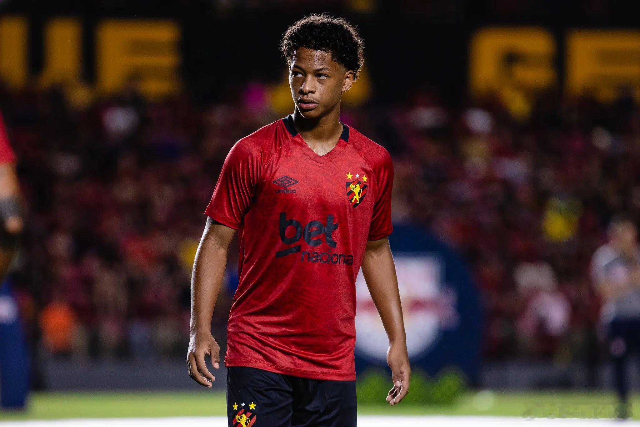 🚨巴甲累西腓體育的中場球員——澤·盧卡斯（17歲），是拜仁慕尼黑在巴西考察的球