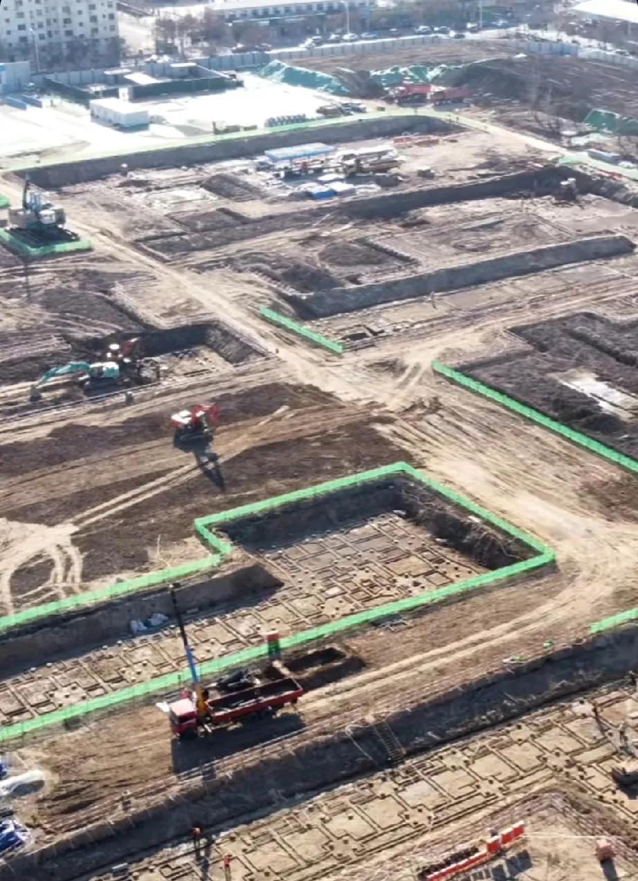 东营胜利二中的改扩建项目风风火火开建了！


看看现场的状况，估计要新盖好几幢教