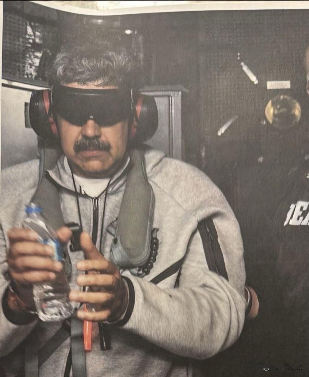 马杜罗又一张照片曝光了，他被绑架到了美国停靠在委内瑞拉沿海的硫磺岛号两栖攻击舰上