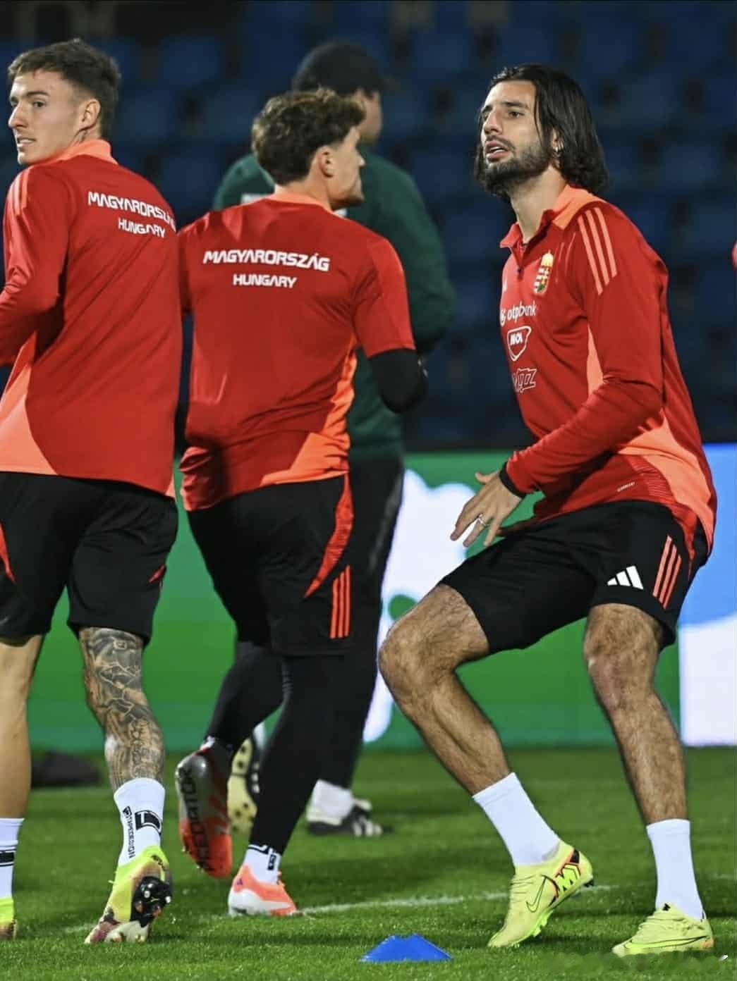 索博的造型已经放飞自我了。。。这发型第一时间都没看出来 