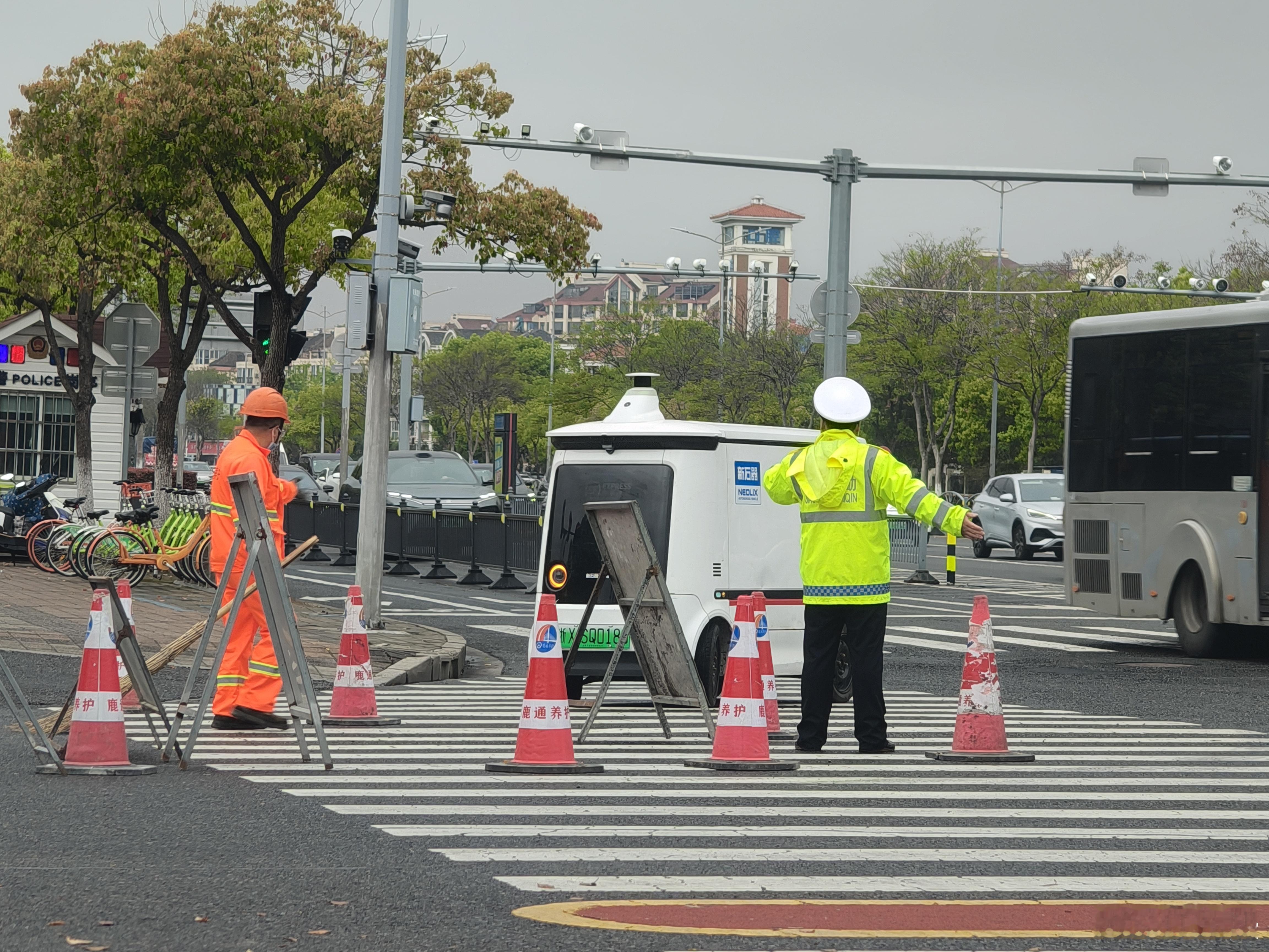 不愧是”马路判官” 