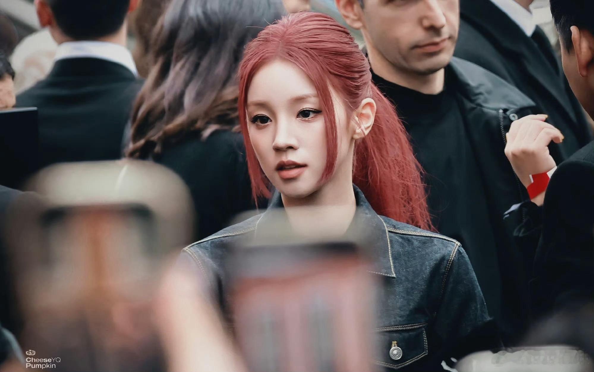 宋雨琦看秀造型红发造型的雨琦气场全开，每一帧都在散发魅力，帅到让人移不开眼！ 