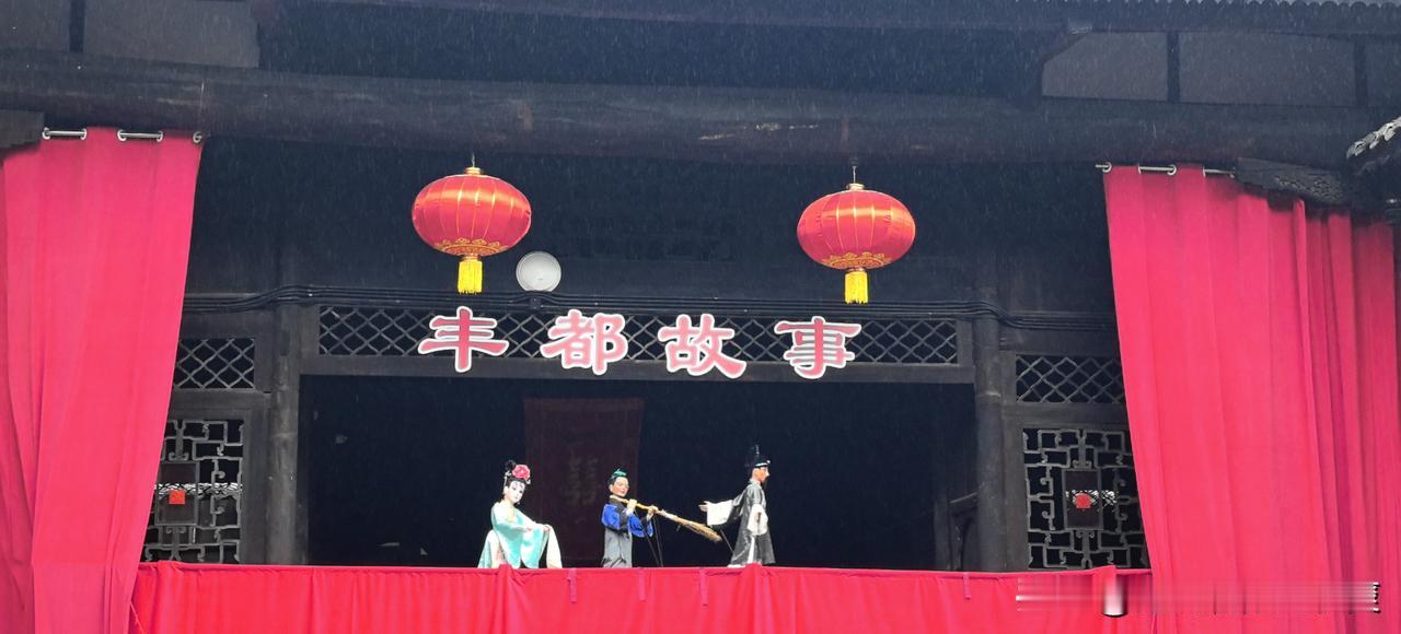 玩偶的表演，背后一定有精心操作的推手！
漂亮舞姿的背后，是登台前不舍昼夜练就的功