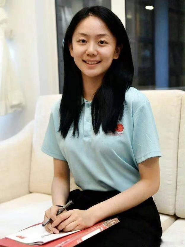 冯禧当年毕业答辩完就当主持了冯禧硕士毕业答辩结束就去主持了《你好，星期六》舞台，
