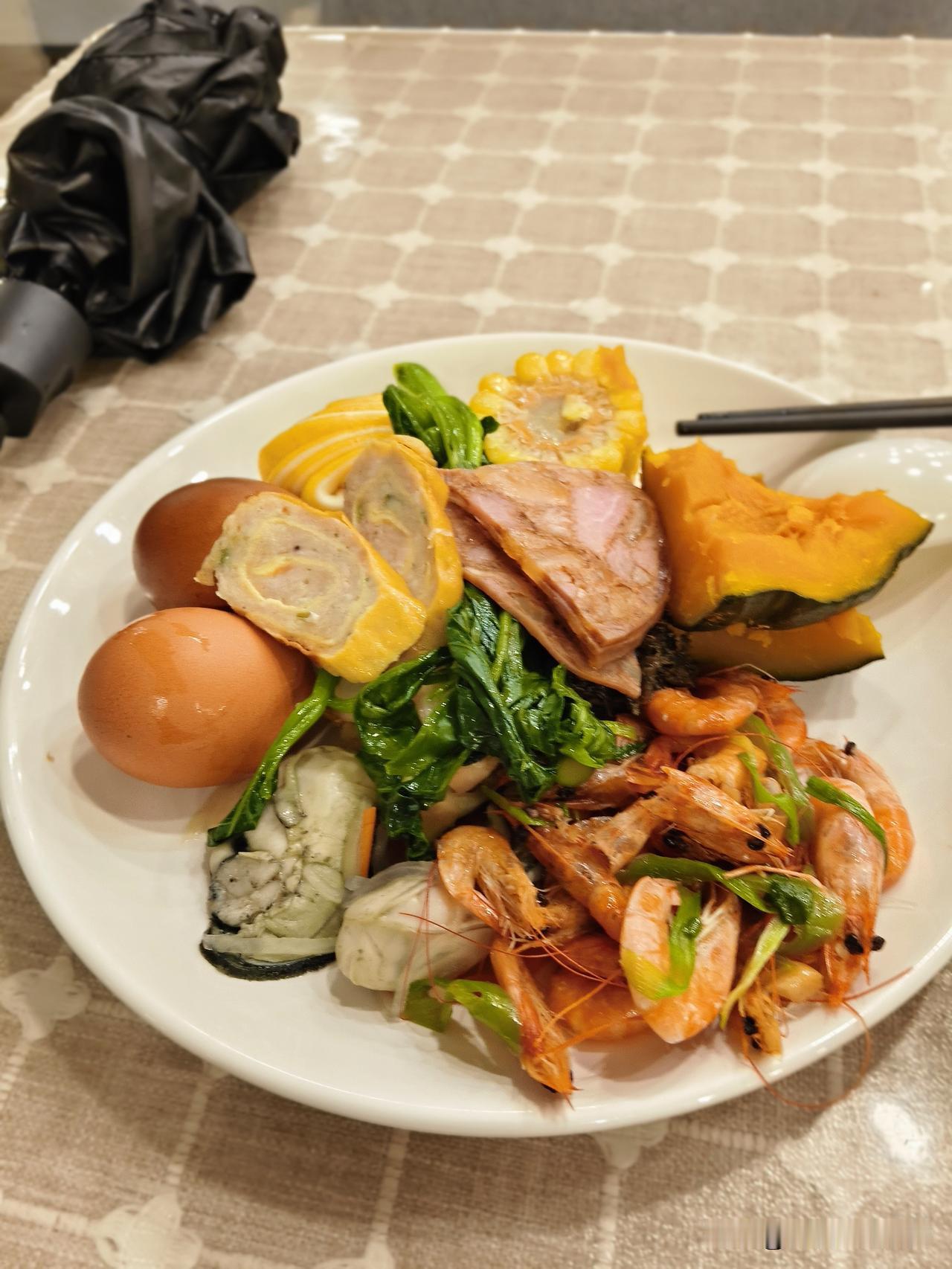 这顿没有主食的早餐，过去吃不饱，现在觉得正好。
两个鸡蛋，几片肠，一块玉米，两块