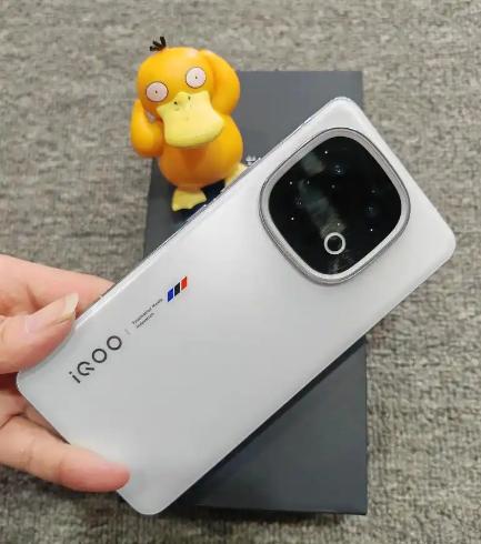 在续航方面，iQOO13配备了6150mAh的大电池，搭配120W超快闪充技术，