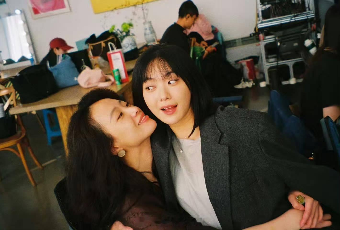 李梦致女孩长文 细腻文字诉说真诚，温柔诠释女性友谊！微博发长文《致女孩》，讲述与