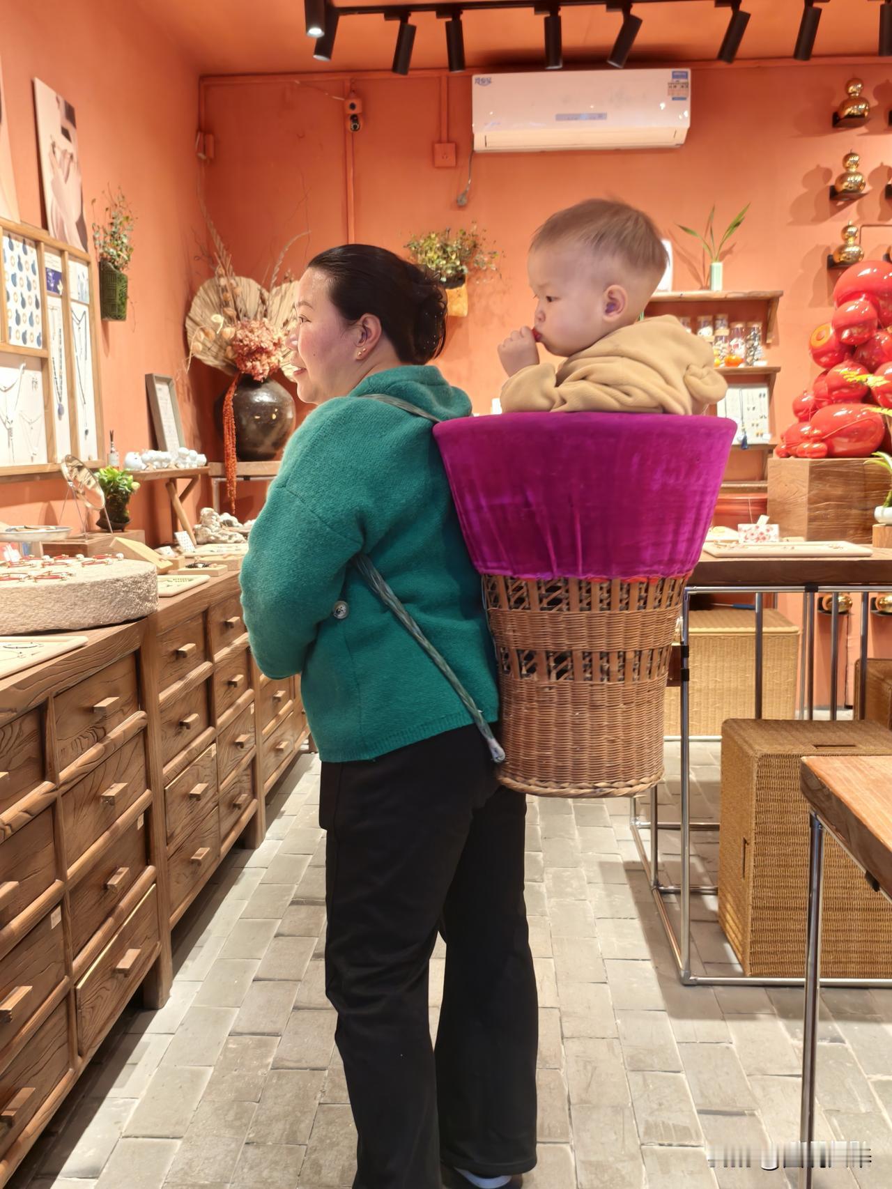 昨天在芙蓉镇，看见一位奶奶背着孙娃逛古城湖南尢山芙蓉镇 芙蓉拍照