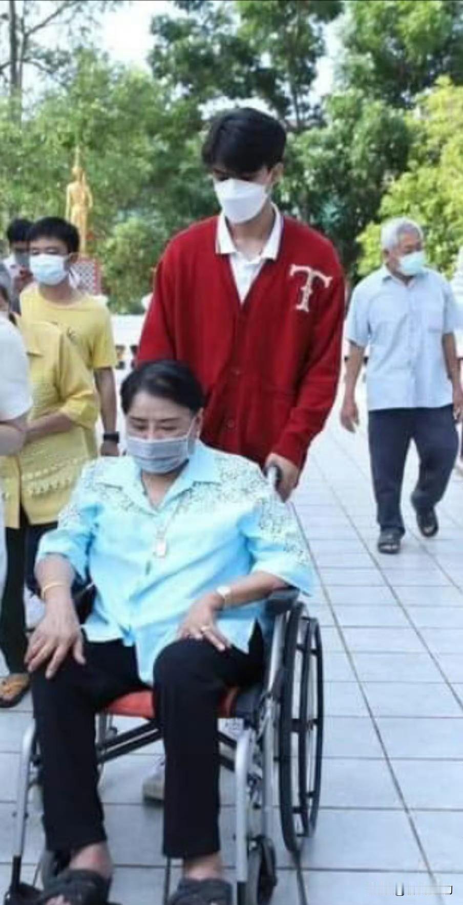 表哥把大伯送进养老院那天，
在家庭群里发了一张照片。
照片里，大伯的房间干净整洁