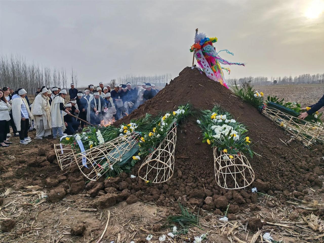 老太太终于入土为安了，子女们也可以歇一歇了，也可以安安心心踏踏实实的睡上一个晚上