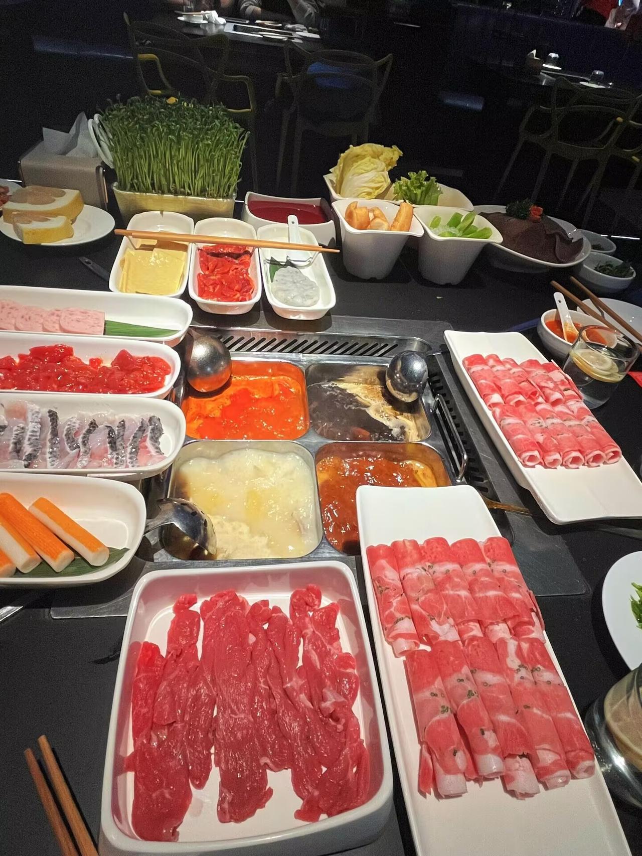 昨天刷朋友圈，表嫂发了条动态，说孩子念叨火锅好几天了。她跟我表哥合计，平时总在小