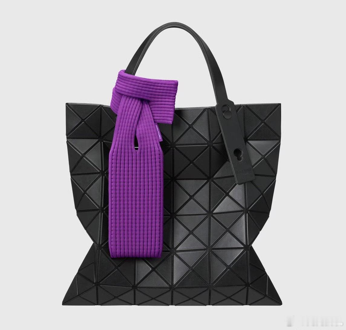 虽然说是和大品牌合作的 但这售价确实也离谱还好国内也有平替款，仅需 60 元