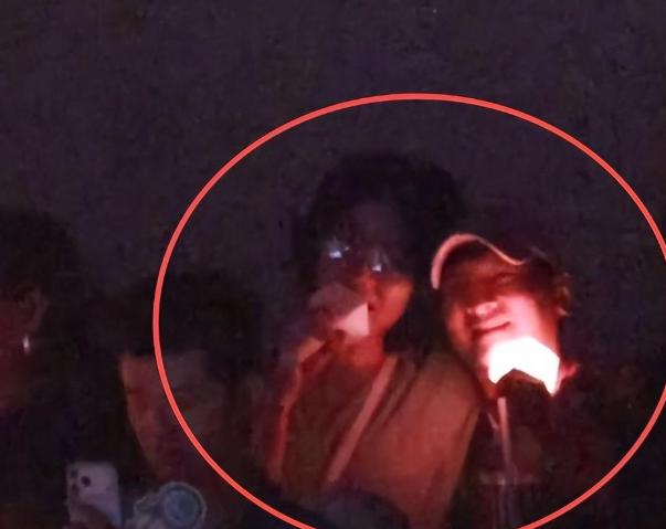 那英演唱会包厢一幕，王菲把头靠李维嘉肩上！

北京五棵松体育馆，8月22日晚上，