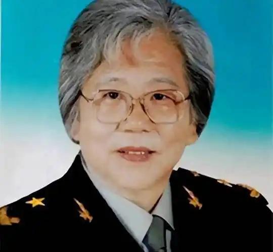 审讯室里，办案人员把厚厚一摞材料推到他面前。数亿赃款的去向、五名情妇的安置、一笔