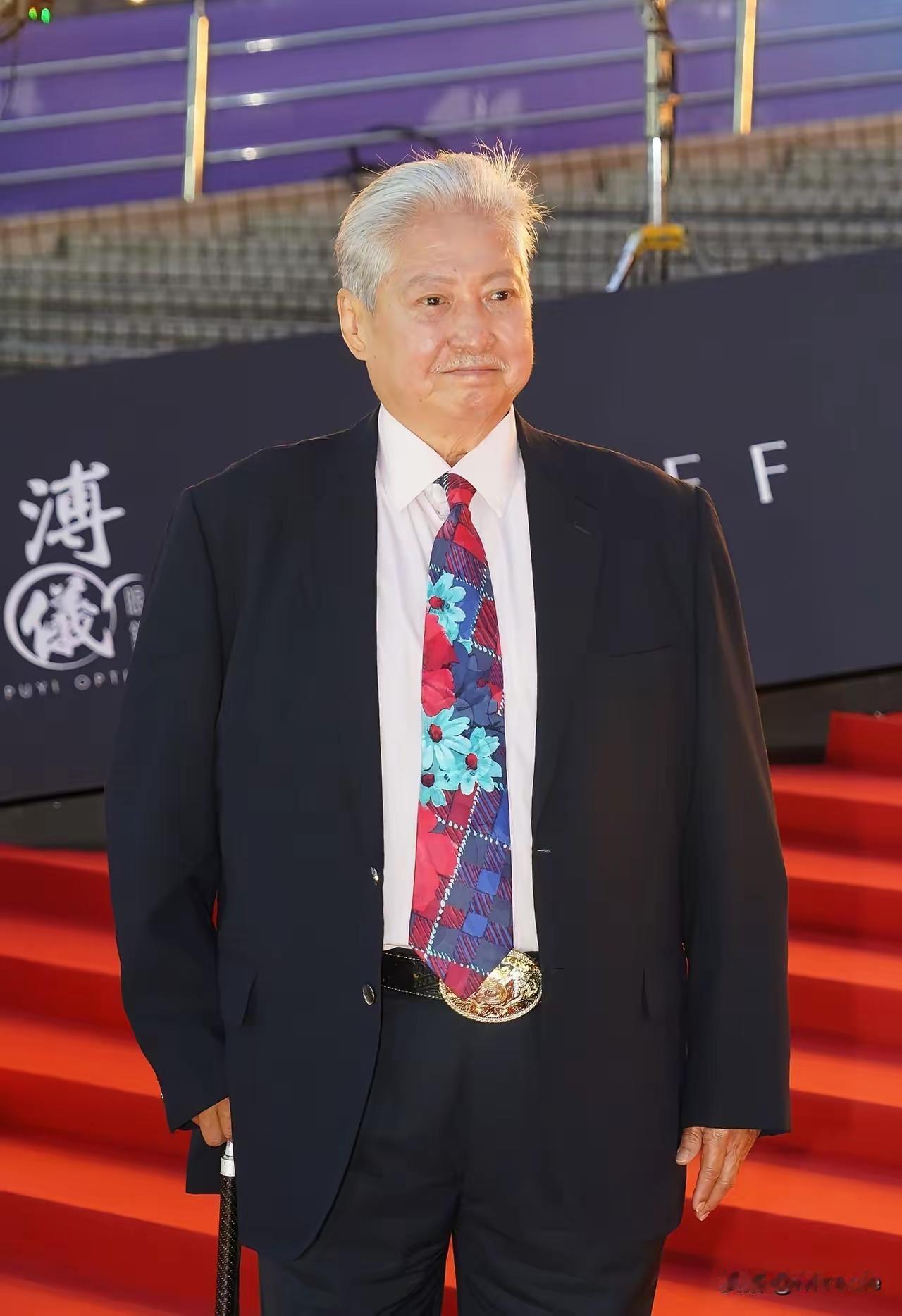 这位大叔穿得真讲究啊！这老人真精神，虽然满头白发👨🏻‍🦳但很有精神，满面红