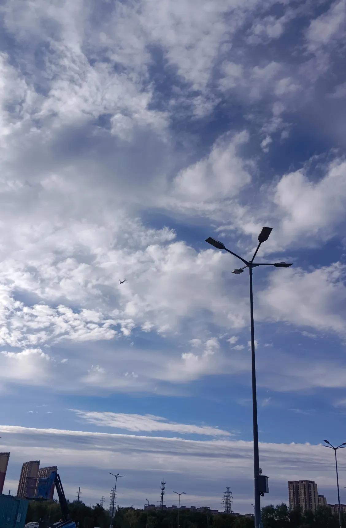 #随手拍摄一张天空的照片#
昨天一场大雨后，天空变的绽蓝，朵朵白云像棉絮一样漂荡