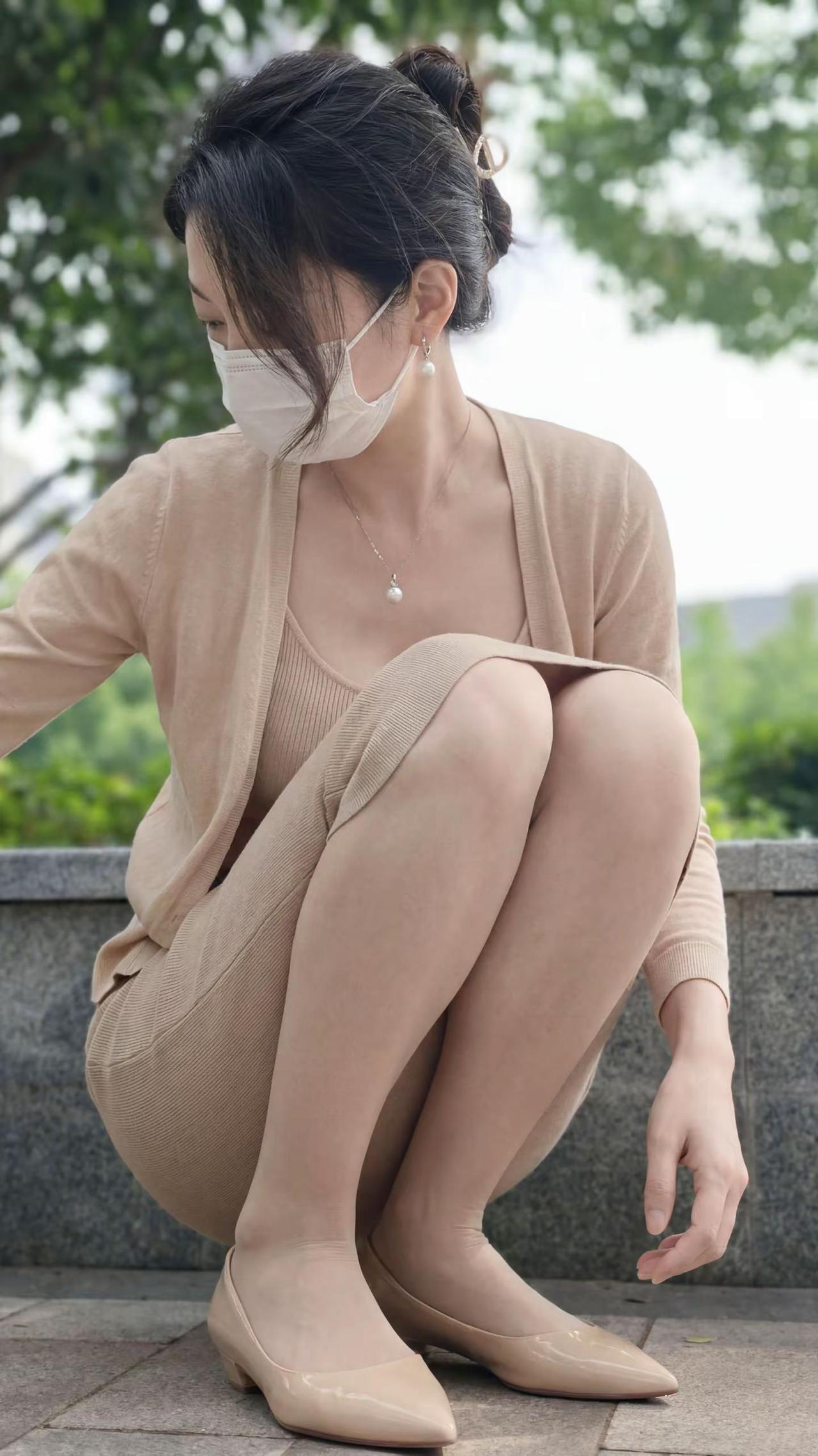 日常轻熟风穿搭，姐姐来啦。偏爱低饱和裸咖色系的温柔感针织吊带+开衫套装简约又显瘦