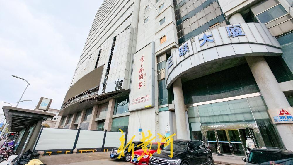 泉城路老地标三联大厦底商外立面改造启动！3月18日，位于济南泉城路与趵突泉北路交