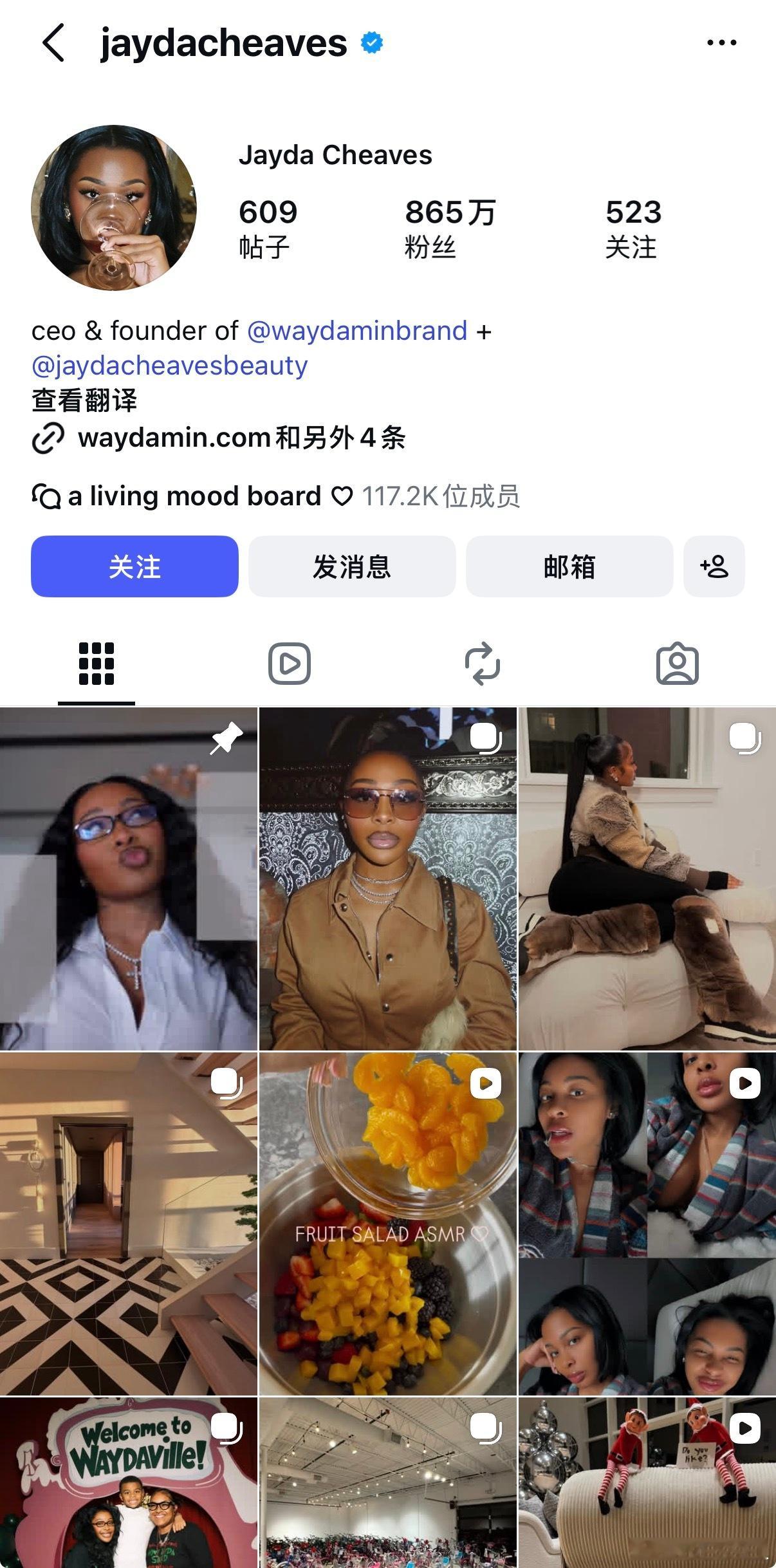 美国知名社交媒体网红、时尚企业家Jayda Cheaves在日常穿搭分享中上脚s