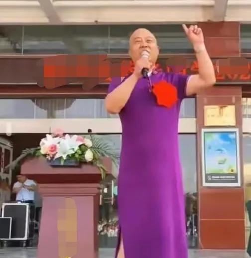 是鼓劲还是病态？男校长穿旗袍为高考学生“壮行”，真能助高考学生“一臂之力”？真能