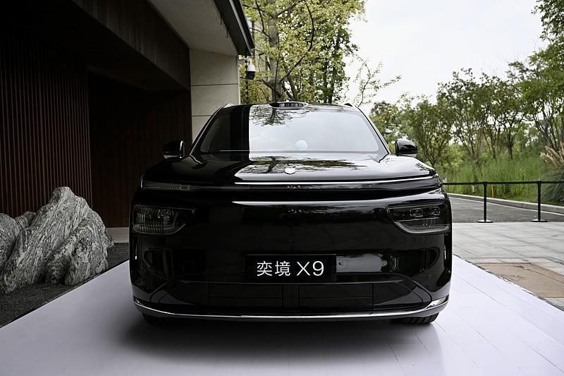 东风奕境首款车型X9算是把家用高端SUV的痛点摸得透透的。
背靠东风56年造车底