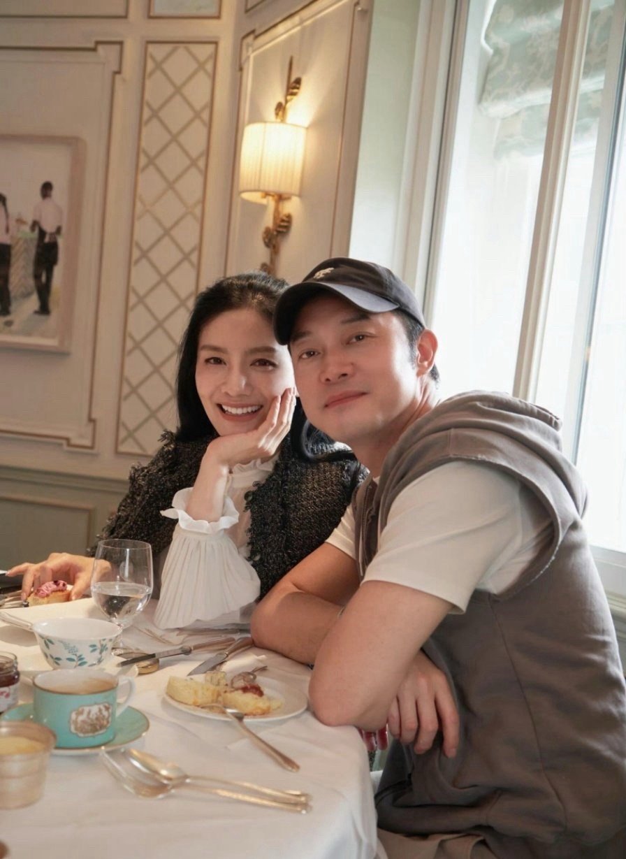 中年夫妻还会有情人节仪式感吗沙溢胡可的中年浪漫近日，胡可在直播间分享沙溢准备的情