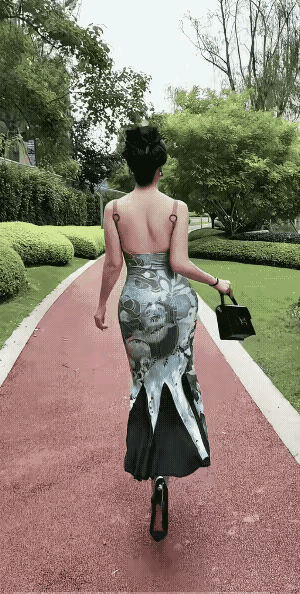 这只走路姿势是不是传说中的水蛇腰？🤔