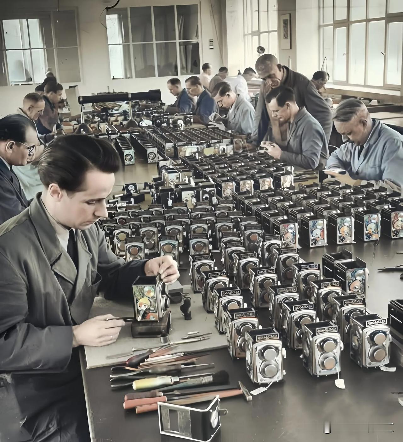1949年，德国相机制造厂的工人正在手搓禄来福来反光照相机，这张照片可以一瞥当时