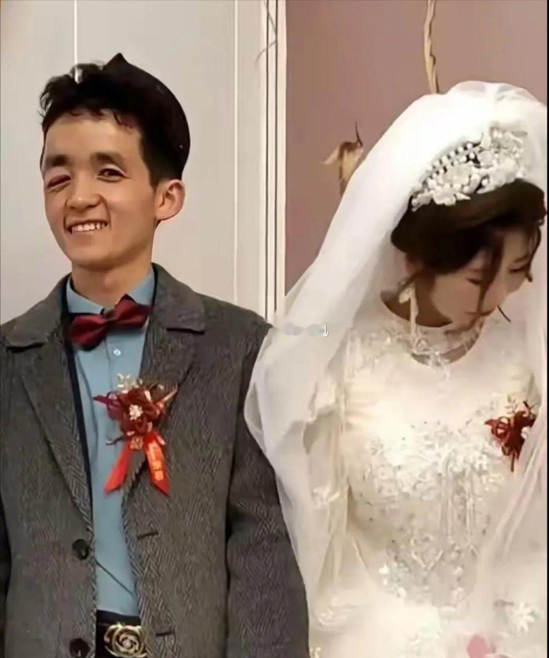 新娘这婚姻是被迫的吗？感觉她不太高兴，新郎长得不差呀。 ​​​