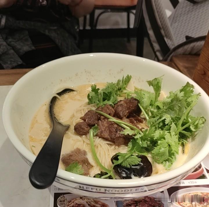 中午时间有点紧张，就不回家做饭了，在和府捞面吃了点面，一个人点了餐，小菜、肉串，