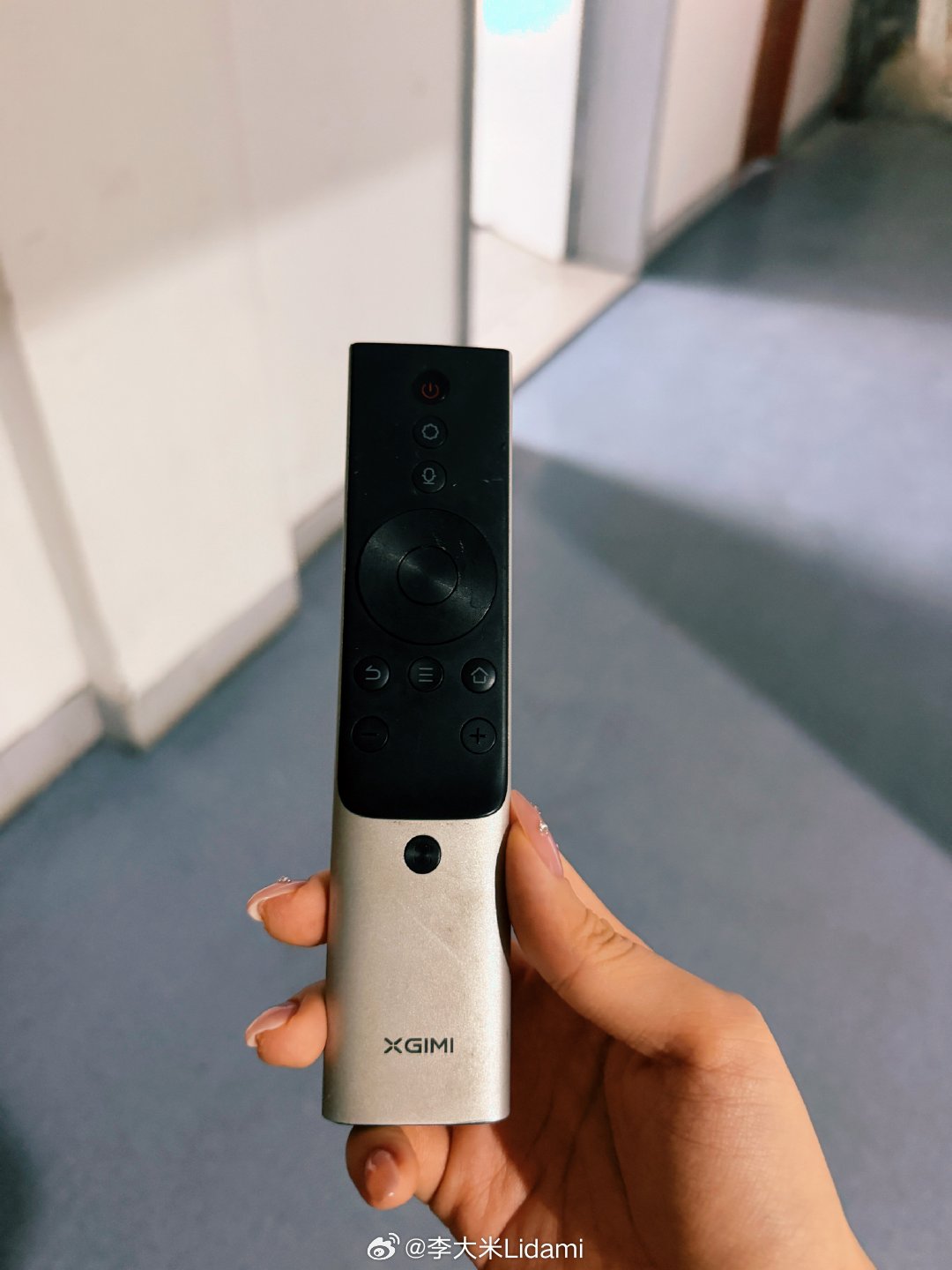 一个暑假放假在家呆着的娃，一个把投屏遥控器揣包里在公司上班的妈，亲妈拿走的它，相