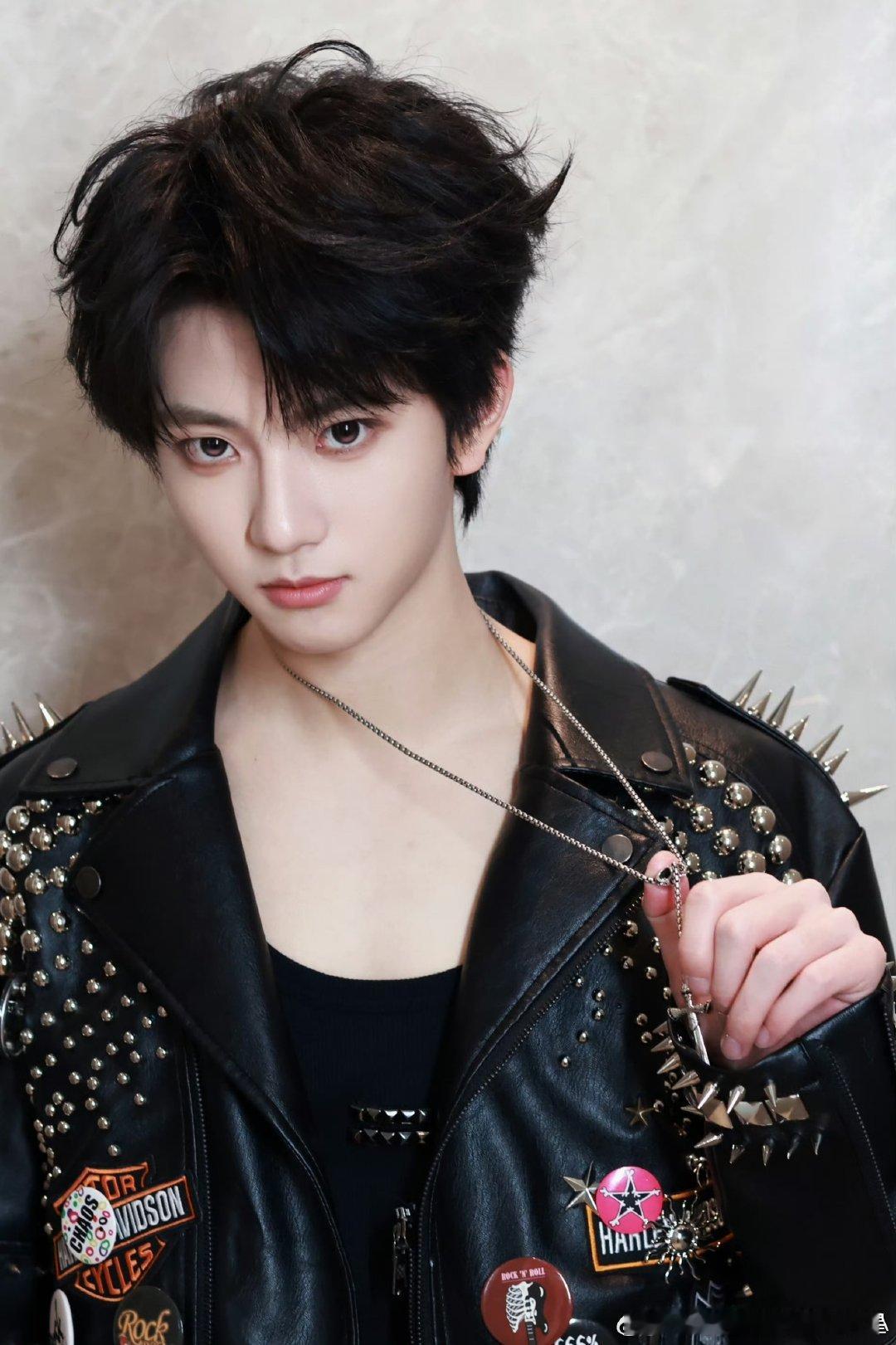 穆祉丞小年夜晒照穆祉丞晒阿妈阿特拉斯照 穆祉丞小年夜晒阿妈阿特拉斯照 