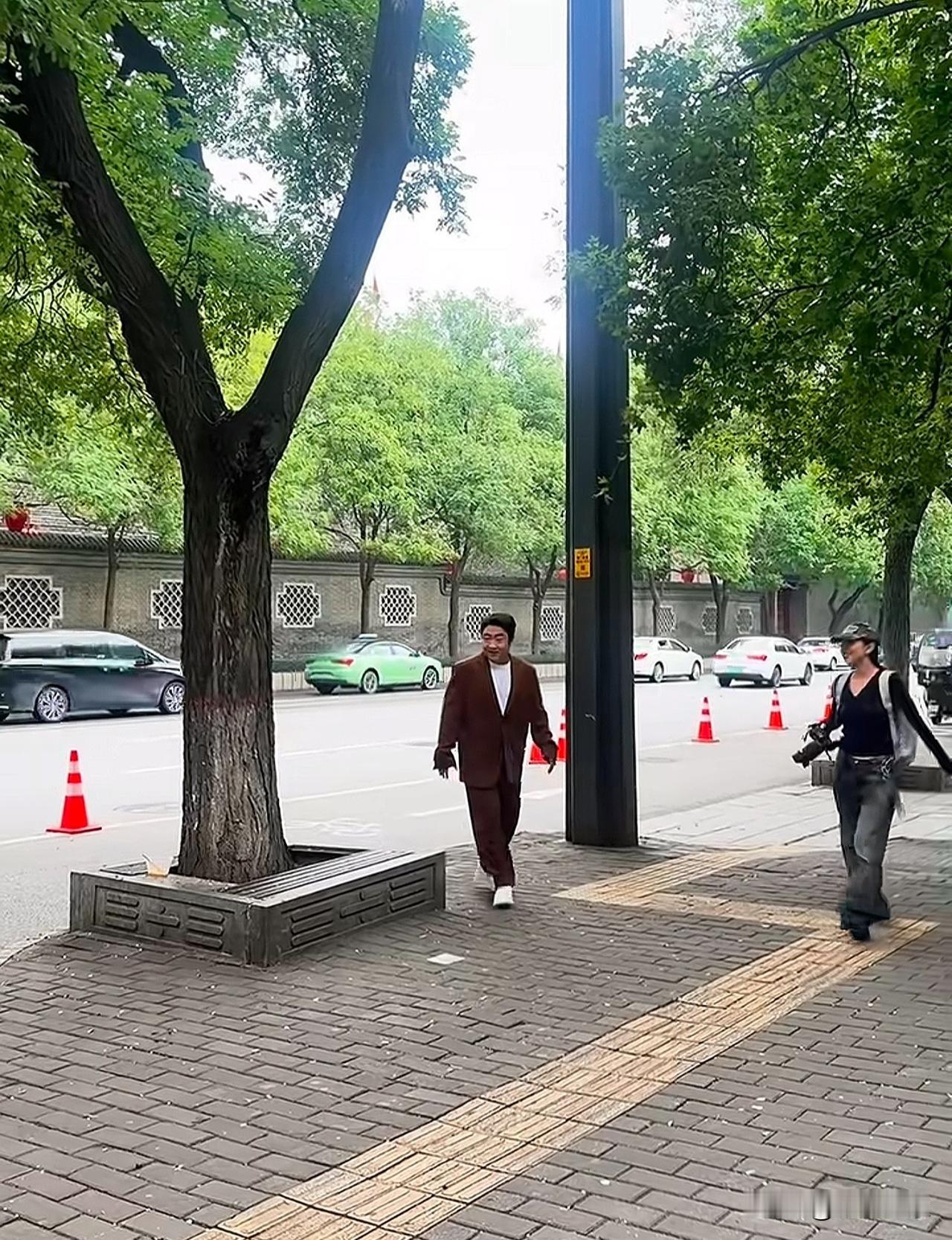 西安街头偶遇一个熟悉的面孔[呲牙]大家看看这是谁！
