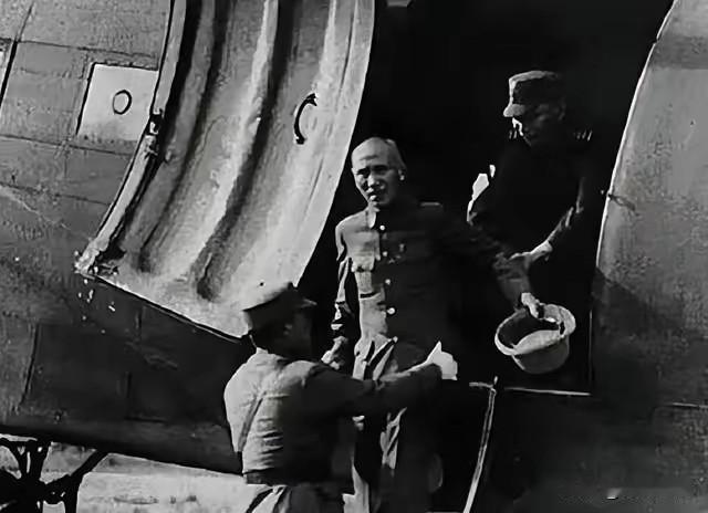 1949年8月29日，李宗仁从广州乘飞机来到台北去见蒋介石。见面后，李宗仁表示：